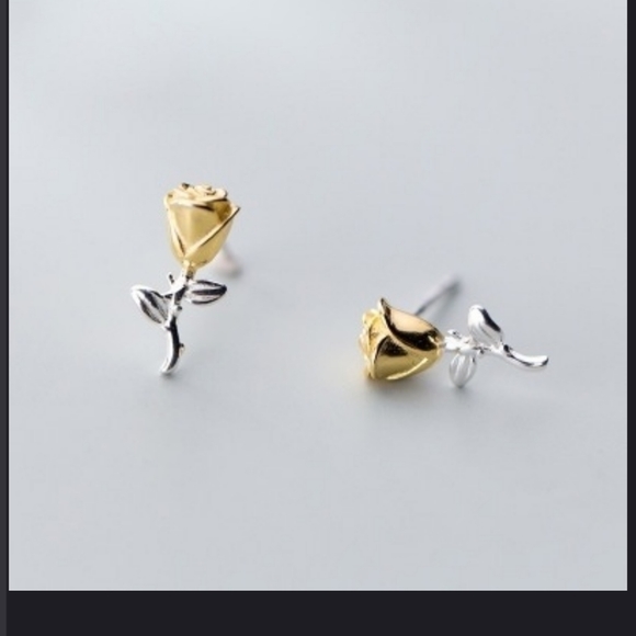 Jewelry - 🌹🌹Pretty Two Tone Rose earring studs🌹🌹
